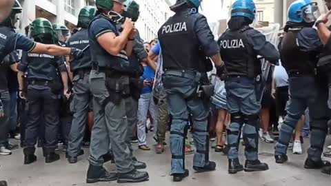 ITALY: Milan, Italian Police Stop Blocking Protesters, are Cheered by Protesters