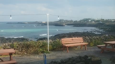 The sea of ​​Jeju Island has an emerald color.