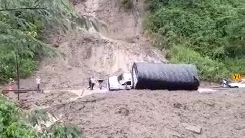 Video: Camión casi se va a un abismo en la vía Bucaramanga - Barrancabermeja