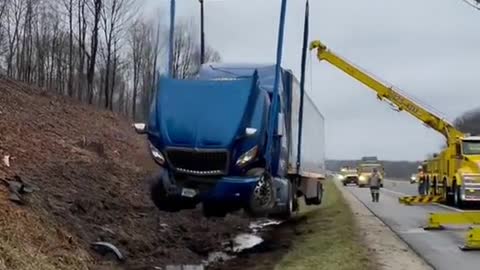 The ceiling of a rescue truck was the first to be lifted by an American truck driver