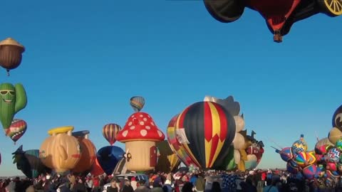 It should be both happy and romantic to see such a cute hot air balloon on Children's Day.