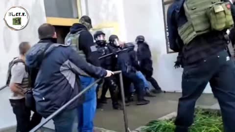 Hundreds of patriots crash Oregon State capitol