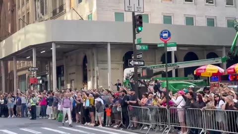 NYC Trump supporters on 5th Avenue line up in huge numbers to wave