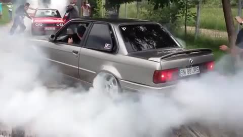 Insane Bmw e30 street burnout