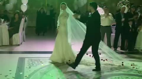 Russian bride dances Armenian wedding dance