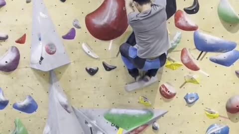 Record of V4 line knocking during indoor rock climbing