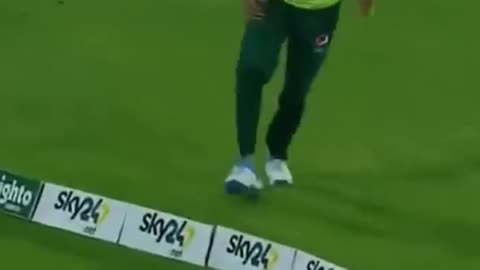 Champion Babar Azam rare misfielding (Dropped catch) - CIML - #babarazam #fielding #six #psl