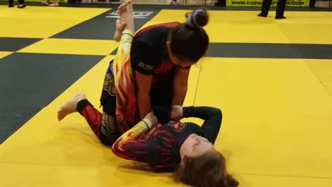 Girl fights boy nogi jiu-jitsu