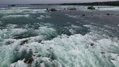 Picturesque Niagra Falls.