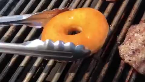 KRISPY KREME CHEESEBURGER🍩😳