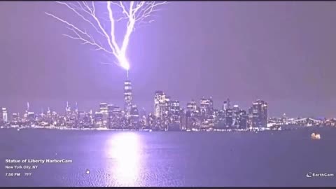 ⚡️ Lightning bolt strikes One World Trade Center during a thunderstorm in New York City today