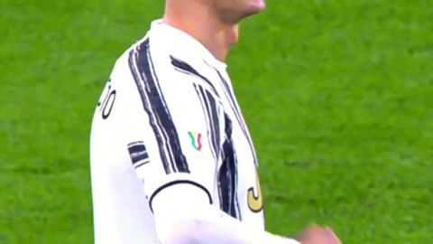 Ronaldo's reaction to hot female referee 🤣🤣