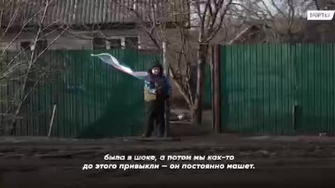 ❤️ In the LPR, a local boy meets the Russian military with a tricolor in his hands