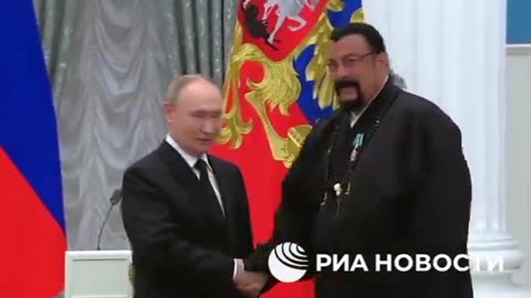 🔥🚨 President Putin awarded actor Steven Seagal the Order of Friendship Medal in Russia