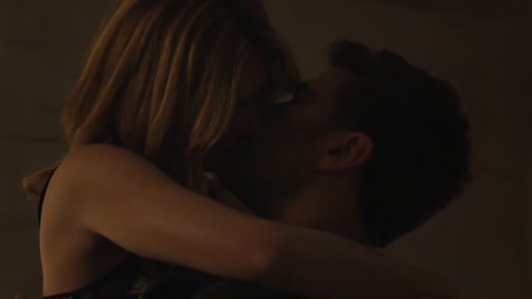 The White Lotus: Season 2 / Kissing Scene — Cameron and Daphne (Theo James and Meghann Fahy)