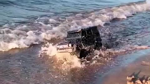 🌊 Mercedes-Benz G500 Goes for a Swim in the Volga River! 🌊