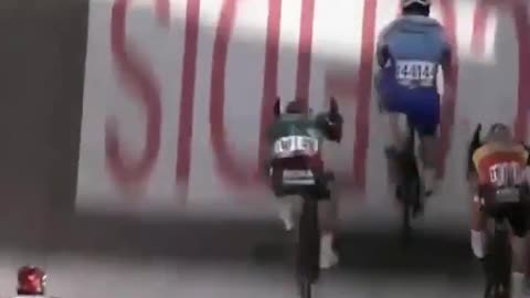 Insane bike handling from Danny van Poppel #LaVuelta