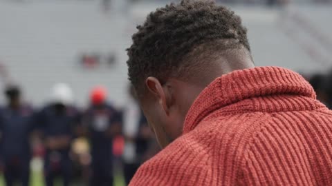 Auburn players and coaches join arms for prayer circle ahead of W. Kentucky game