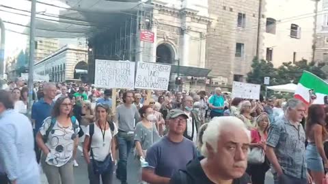 Italy 🇮🇹 protesting and chanting "Italy, France United