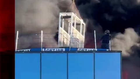 A crane rescues a worker from a roof close to a burning building in Reading, UK. #Shorts #BBCNews