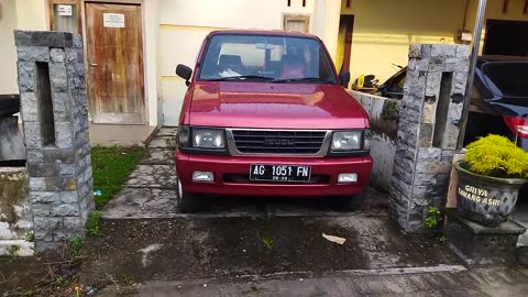 ISUZU PANTHER RED CAR