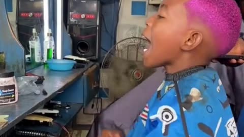 Kid’s Joy in the Salon Is Contagious—Watch the Guy in the Background! 💇‍♂️🎉