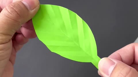 Mesmerizing Paper Leaf Art: Watch a Wiggly Paper Worm Come to Life!