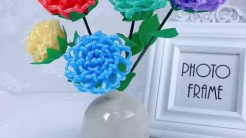 Use plastic mesh to make flowers