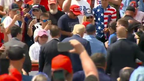 🚨Trump leaves the bulletproof glass protecting him to check on a supporter who passed out.