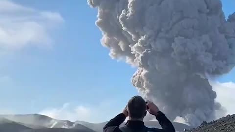 A new erupting crater appeared on the Ebeko volcano - tourists filmed the historic moment.