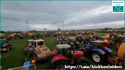 Help Dutch farmers in Moerdijk use 400 tractors to spell: "No farmers, no food!. Seen from Drone