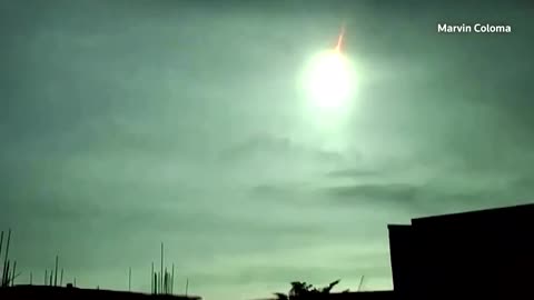 Asteroid lights up the sky over northern Philippines.mp4