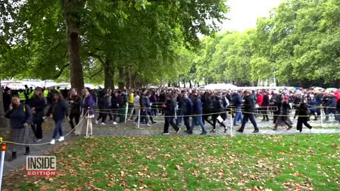 Royal Guard Collapses Near Queen Elizabeth II’s Coffin