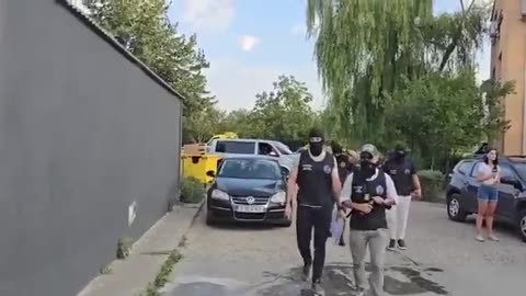 🚨🇷🇴 DIICOT/ANABI police entering Andrew Tates home to seize his cars 😳😳😳 WOW INSANE!