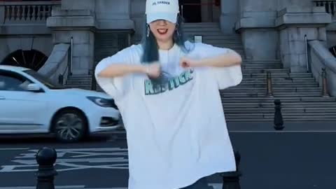 girl dancing on the street