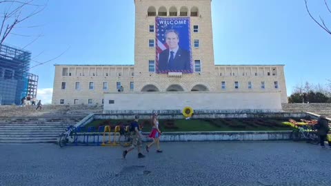 VIDEOLAJM/ "Mirësevjen zoti Blinken"! Banderola në Tiranë