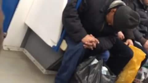 THE MAN FELL ASLEEP IN THE SUBWAY - LOOOL