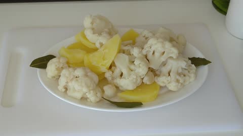 Healthy Boiled Potatoes and Cauliflower Recipe Cooked In 15 Minutes!