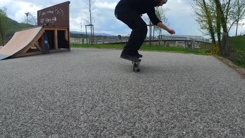 Freestyle trick #1 : Old School flip to railstand body varial railflip out