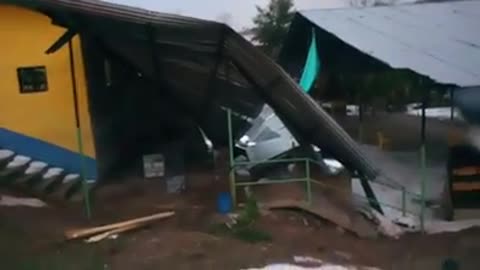 Debido al peso del hielo, varios techos colapsaron