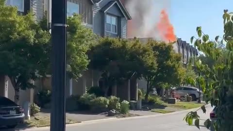 Small plane crashes into home in Fairview, Oregon