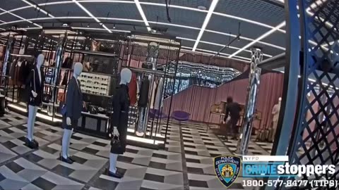 They came, took it and left. USA. Armed robbers robbed a Gucci store in New York in