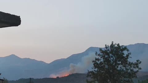 Zjarr masiv në Valare të Gjirokastrës, rrezikohet bagëtia në stane