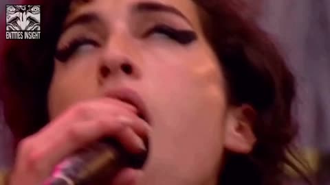 ENTITIES INSIGHT #25 Amy Winehouse WHITE EYES on stage