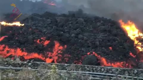 La Palma: Footage of the new lava flow descending by the Camino de los Campitos and the La Vinagrera