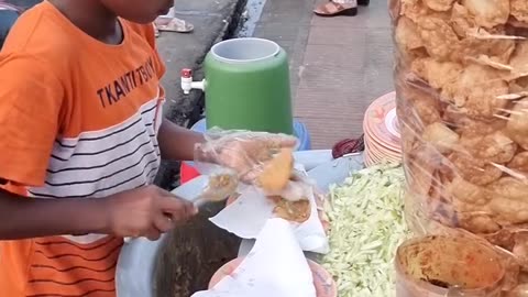 little boy make a street food amizang!