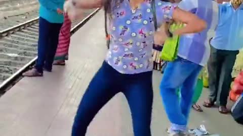 Girl Dances To Saat Samundar Paar On Railway Platform