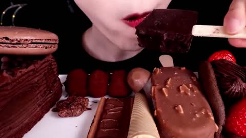 ASMR - Doces Estaladiços CHOCOLATE CREPE CAKE, ICE CREAM, MALTESERS, MACARON