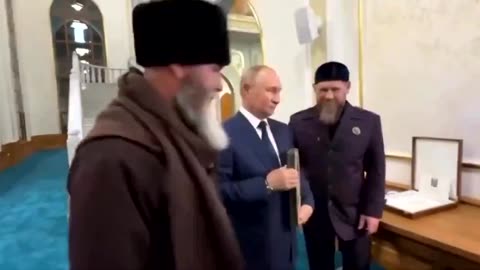 Russian President Putin kisses the Quran and gives it to the Prophet Isa Mosque