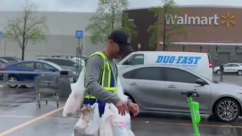 This Guy’s Grocery Hack Is Next-Level: No Bags, Just a Waist Belt! 🛒😎